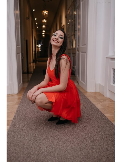Szexisen elegáns, fodros szoknyás miini ruha piros színben.