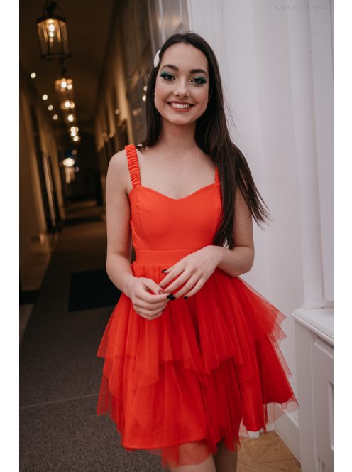 Szexisen elegáns, fodros szoknyás miini ruha piros színben.