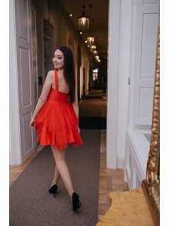Szexisen elegáns, fodros szoknyás miini ruha piros színben.