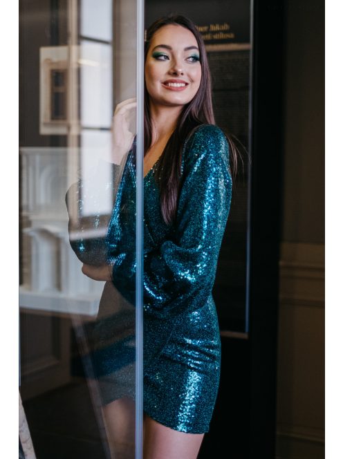 Flitteres, zöld mini ruha, átlapolt szoknyával és bő ujjakkal. 