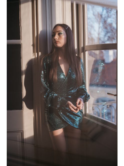 Flitteres, zöld mini ruha, átlapolt szoknyával és bő ujjakkal. 