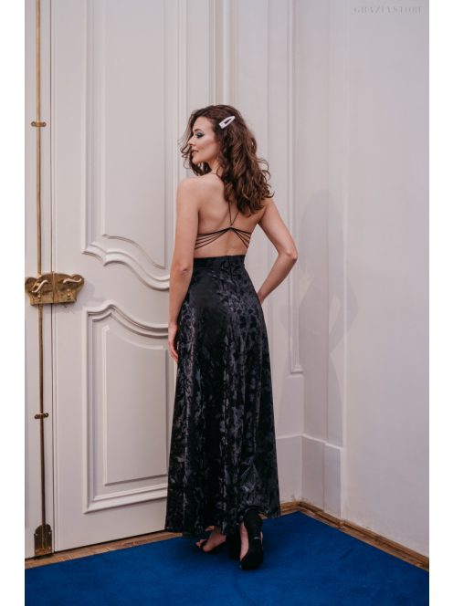 Fekete, bőrhatású maxi ruha, hátán különleges pántokkal.