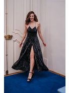 Fekete, bőrhatású maxi ruha, hátán különleges pántokkal.