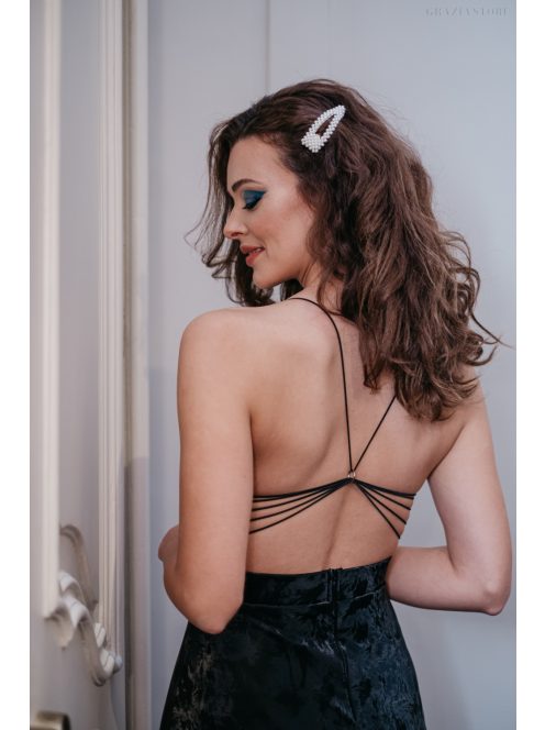 Fekete, bőrhatású maxi ruha, hátán különleges pántokkal.