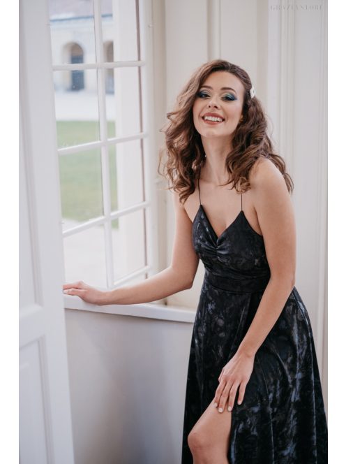 Fekete, bőrhatású maxi ruha, hátán különleges pántokkal.