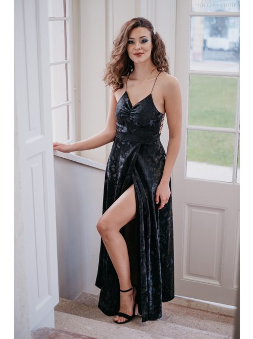 Fekete, bőrhatású maxi ruha, hátán különleges pántokkal.