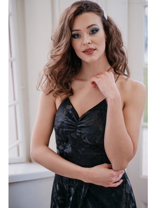 Fekete, bőrhatású maxi ruha, hátán különleges pántokkal.