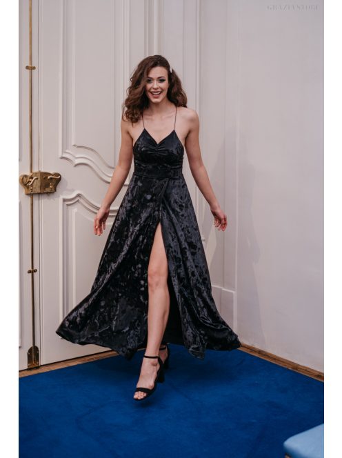Fekete, bőrhatású maxi ruha, hátán különleges pántokkal.