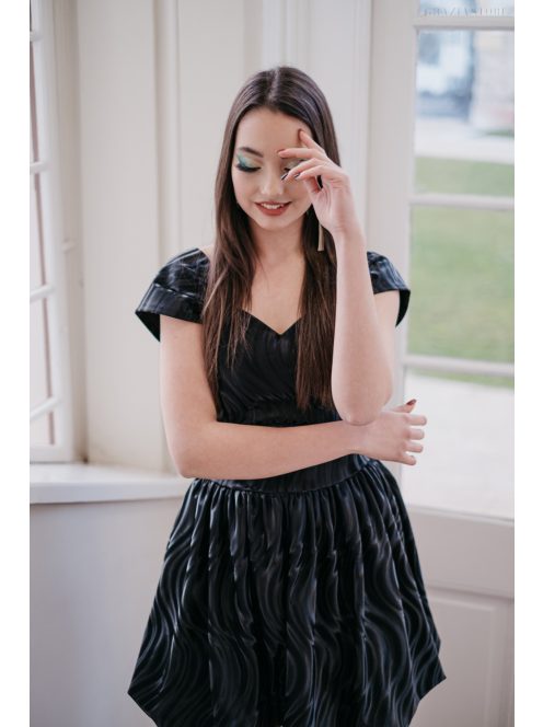 Fekete mini szoknya, mintás, bőrhatású anyagból. Bármely alkalomra. 