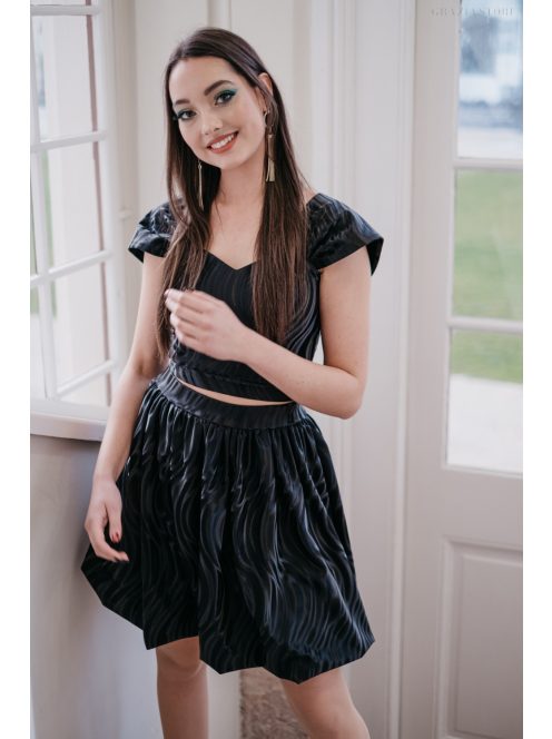 Fekete mini szoknya, mintás, bőrhatású anyagból. Bármely alkalomra. 