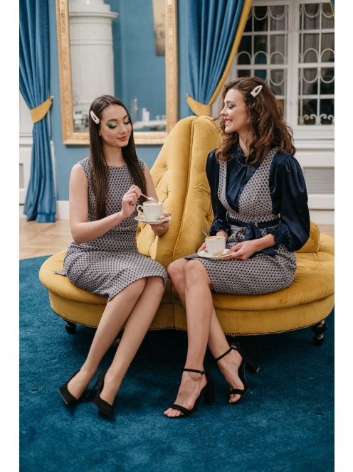 Mintás anyagú, ujjatlan ruha, sötétkék-fehér színben.