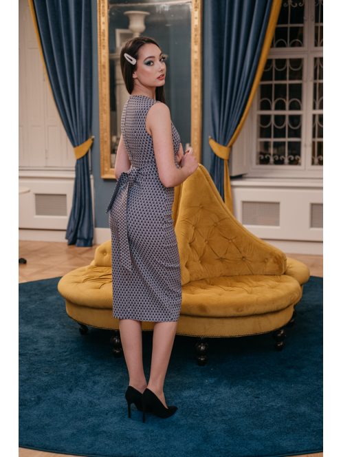 Mintás anyagú, ujjatlan ruha, sötétkék-fehér színben.