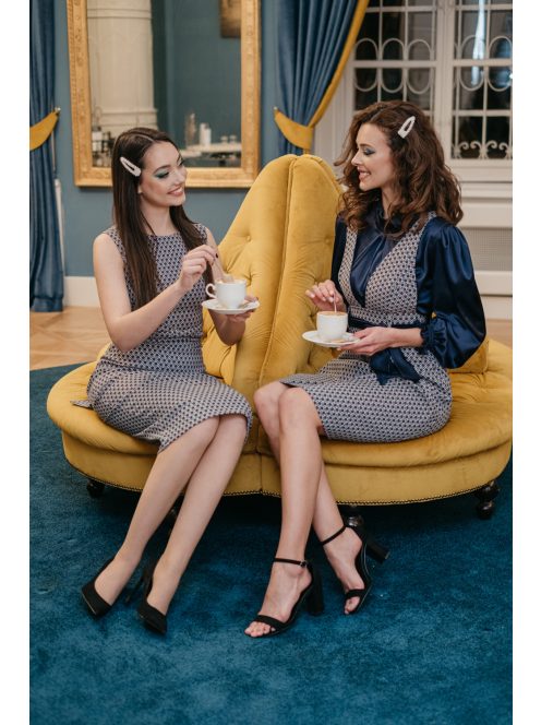 Mintás anyagú, ujjatlan ruha, sötétkék-fehér színben.