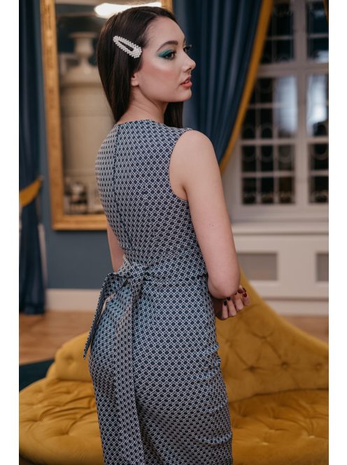 Mintás anyagú, ujjatlan ruha, sötétkék-fehér színben.