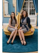 Mintás anyagú, ujjatlan ruha, sötétkék-fehér színben.