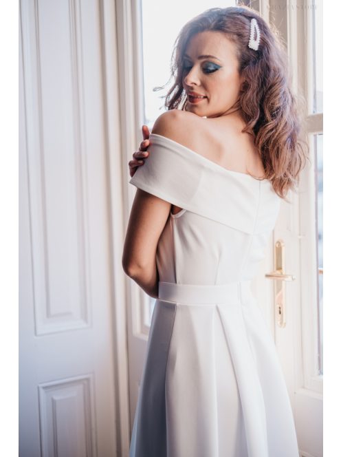 Fehér ruha aszimmetrikus szoknyával és Carmen-kivágással.