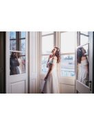 Fehér ruha aszimmetrikus szoknyával és Carmen-kivágással.
