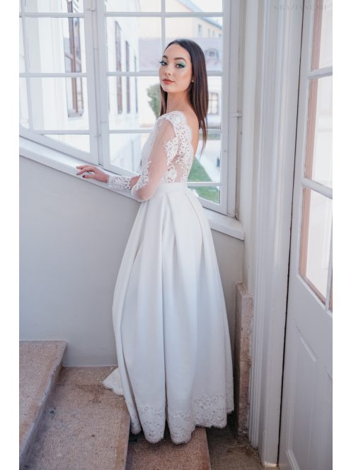 Lacy – fehér, hátnélküli ruha, csipke felsőrésszel