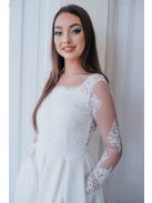 Fenséges fehér, hátnélküli maxi ruha, hosszú csipke ujjakkal. 