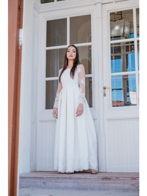 Fenséges fehér, hátnélküli maxi ruha, hosszú csipke ujjakkal. 