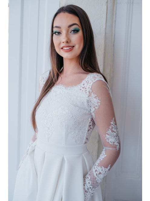 Fenséges fehér, hátnélküli maxi ruha, hosszú csipke ujjakkal. 