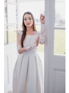 Fenséges fehér, hátnélküli maxi ruha, hosszú csipke ujjakkal. 
