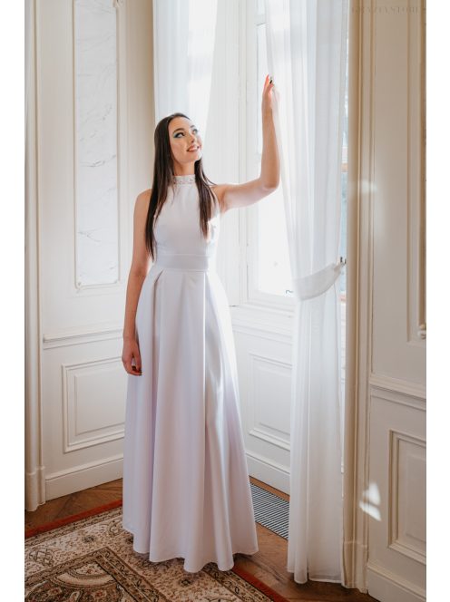 Ujjatlan, fehér maxi ruha, csipke hátrésszel és garbóval.