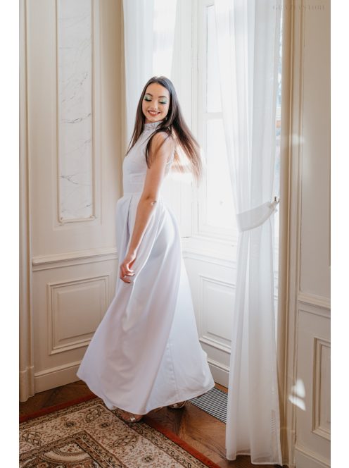 Ujjatlan, fehér maxi ruha, csipke hátrésszel és garbóval.