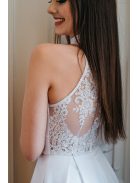 Ujjatlan, fehér maxi ruha, csipke hátrésszel és garbóval.