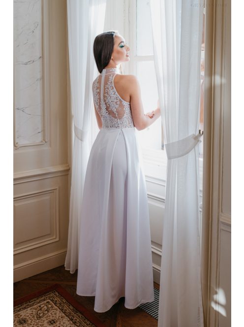 Ujjatlan, fehér maxi ruha, csipke hátrésszel és garbóval.