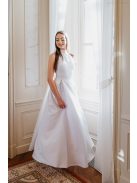 Ujjatlan, fehér maxi ruha, csipke hátrésszel és garbóval.