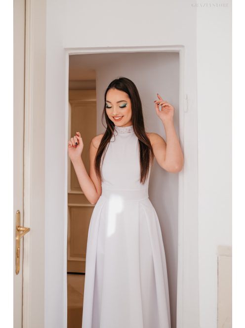 Ujjatlan, fehér maxi ruha, csipke hátrésszel és garbóval.