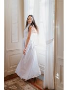 Ujjatlan, fehér maxi ruha, csipke hátrésszel és garbóval.