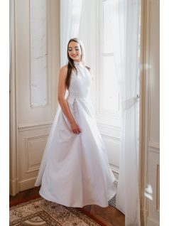 Ujjatlan, fehér maxi ruha, csipke hátrésszel és garbóval.