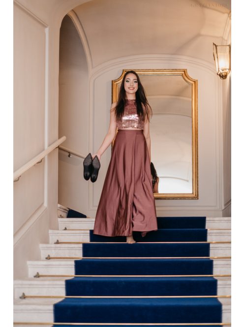 Fényes anyagú, mályva színű maxi szoknya alkalmi szettekhez.