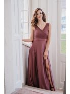 Mályva színű maxi ruha, ujjatlan felsőrésszel, fényes anyagból.