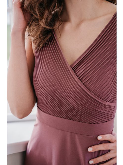 Mályva színű maxi ruha, ujjatlan felsőrésszel, fényes anyagból.