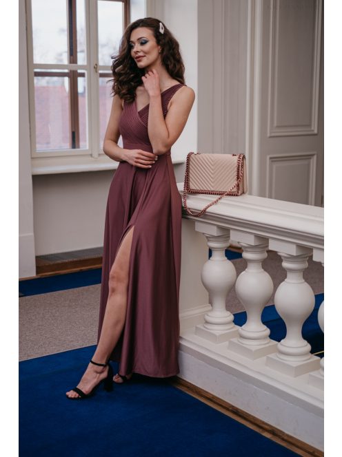 Mályva színű maxi ruha, ujjatlan felsőrésszel, fényes anyagból.