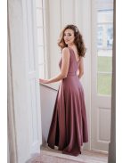 Mályva színű maxi ruha, ujjatlan felsőrésszel, fényes anyagból.