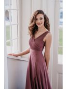 Mályva színű maxi ruha, ujjatlan felsőrésszel, fényes anyagból.