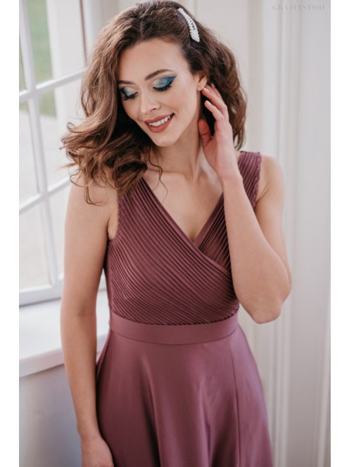 Mályva színű maxi ruha, ujjatlan felsőrésszel, fényes anyagból.