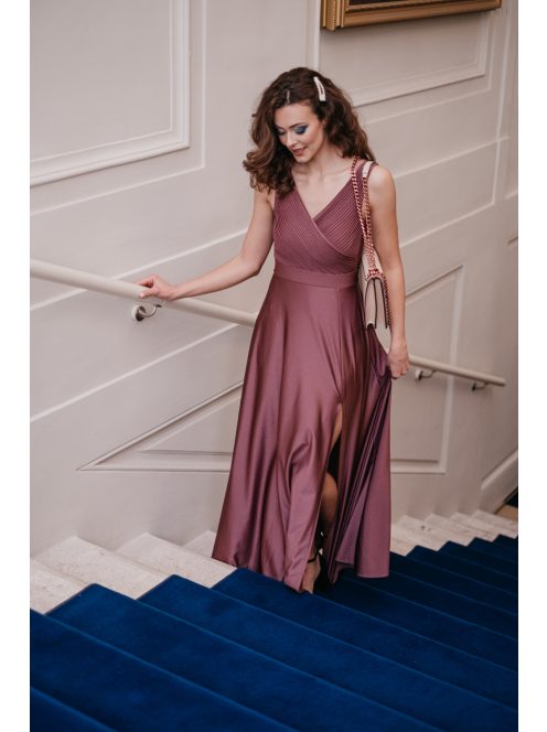 Mályva színű maxi ruha, ujjatlan felsőrésszel, fényes anyagból.