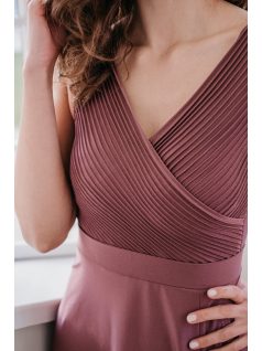   Polli - átlapolt, bordázott mellrészű, mályva színű maxi ruha