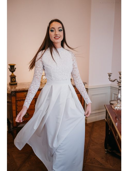 Hosszú ujjú maxi ruha csipke felsőrésszel, nyitott hátrésszel. 