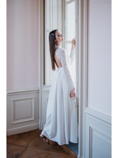 Hosszú ujjú maxi ruha csipke felsőrésszel, nyitott hátrésszel. 