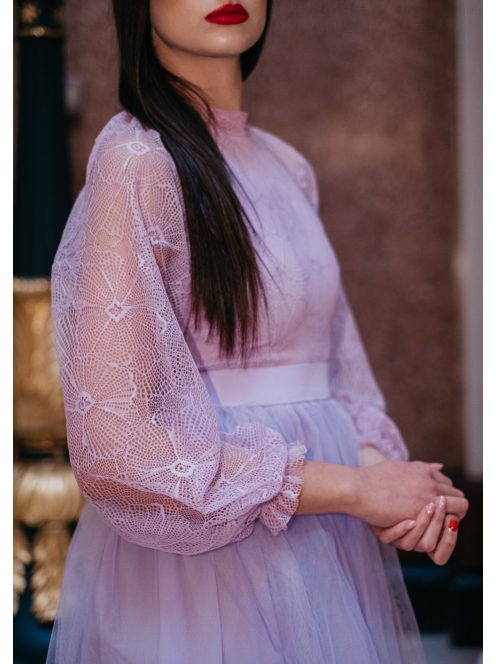 Kifinomult, légies megjelenést biztosító lila csipke ruha.