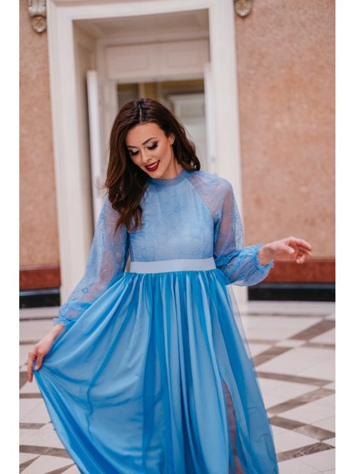Kifinomult, légies megjelenést biztosító kék csipke ruha.