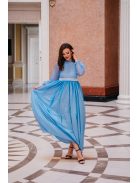 Kifinomult, légies megjelenést biztosító kék csipke ruha.