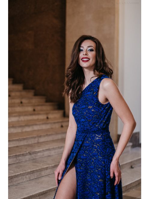 Elegáns, féloldalas csipke maxi ruha sötétkék színben. 