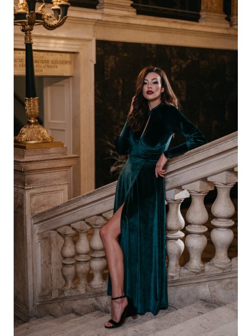 Zöld, hosszú ujjú bársony maxi ruha, csepp alakú kivágással.